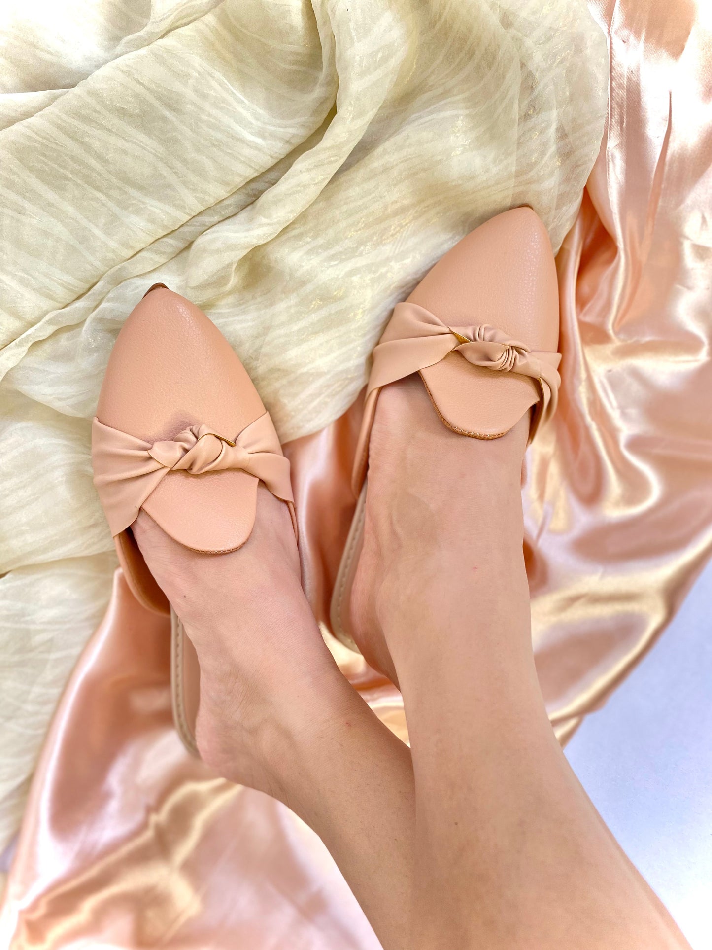 Mule Feminino Bico Fino com Laço – Casual Elegante Confortável Off-White